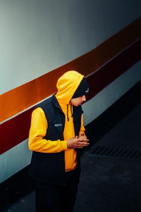 带帽卫衫帅哥图片